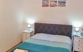 Newly Decorated Close To Beach